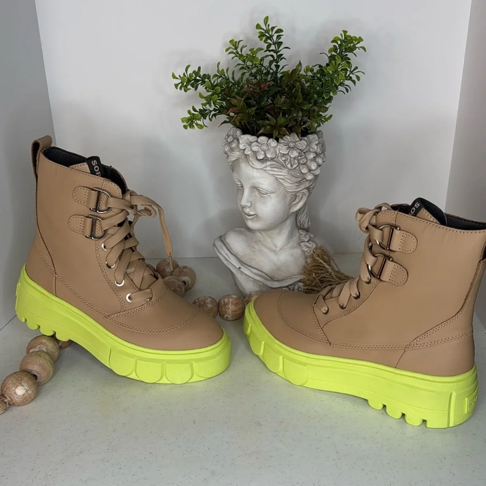 Sorel Caribou x Boot Lace boots in tan Size 8